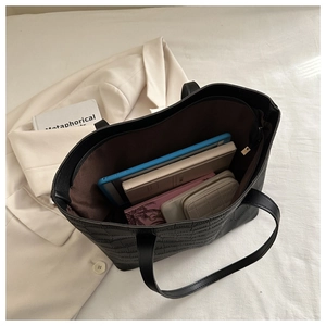 Vue de dessus du grand sac cabas noir à motif crocodile montrant l'espace intérieur