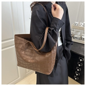 Détail du sac cabas marron avec texture crocodile élégante et longue bandoulière réglable