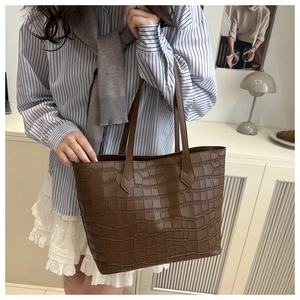 Détail d'un grand sac cabas marron motif crocodile en cuir PU pour le travail quotidien