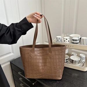 Grand sac cabas marron à motif crocodile avec double poignée pour femmes