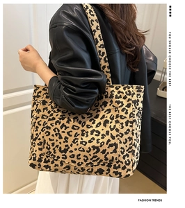 Gros plan sur la texture velours léopard du sac cabas et sa poche avant pratique