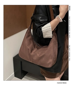 Bolso hobo grande de ante marrón con cremallera y una textura mate suave y elegante