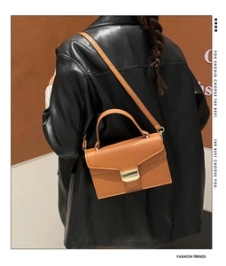 Vue détaillée du sac en cuir grainé caramel avec fermoir métallique doré et poignée haute