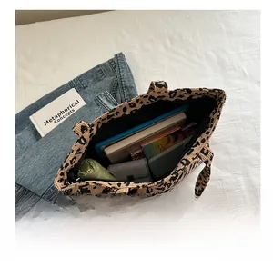 Grand sac cabas léopard montrant l'espace pour livres, parapluie et porte-monnaie