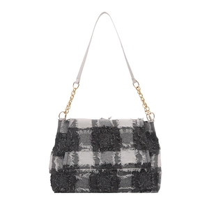 Sac bandoulière à damier pour femme avec bordures effilochées et chaîne dorée chic