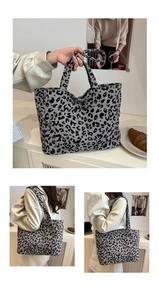 Détail du grand sac cabas en velours côtelé léopard gris avec bandoulière et grand espace