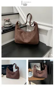 Detalle del bolso tote de ante marrón café con correa ajustable en entornos de estilo
