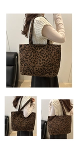 Gros plan du sac cabas en velours côtelé léopard montrant la poche avant et la texture