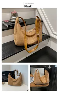 Detalle del bolso hobo caqui esmerilado con correa de cuero marrón y hebilla de metal