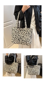 Détail du sac cabas en velours côtelé léopard montrant la poche avant et la texture