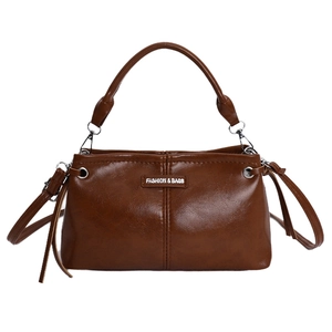 Vintage Handtasche in Karamellbraun mit verstellbarem Schultergurt und Silber-Namensschild