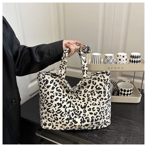 Détail du sac cabas en velours côtelé à motif léopard noir et blanc avec poche