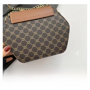 Détail du sac chaîne hexagonal avec imprimé monogramme et rabat en cuir marron