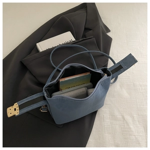 Détail du sac bandoulière en tissu bleu clair avec espace intérieur et fermeture éclair