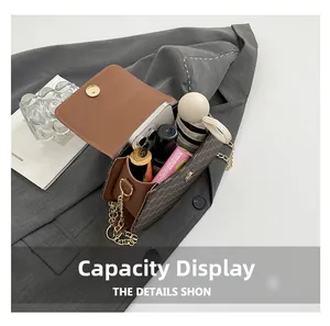 Vue intérieure du sac à chaîne marron montrant la capacité pour téléphone et maquillage
