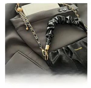 Détail du sac nuage en velours plissé noir avec chaîne dorée et logo Chan'2ab