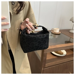 Détail du sac léopard avec fermoir doré carré dans un cadre de vie élégant et chic