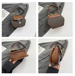 Vue détaillée du sac monogramme marron au design hexagonal et breloque chat dorée