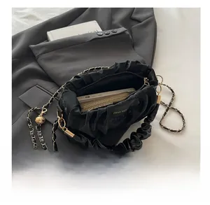 Détails de la capacité intérieure de ce sac à bandoulière noir aux plis style nuage