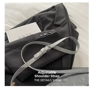 Détail d'une bandoulière en cuir réglable avec boucle argentée pour sac à main moderne