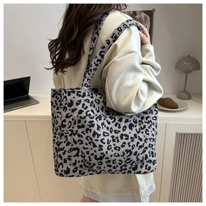 Gros plan du sac cabas en velours côtelé léopard montrant la texture du tissu chic