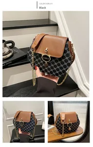 Détail du sac bandoulière hexagonal avec rabat en cuir marron et motif de chaîne noire