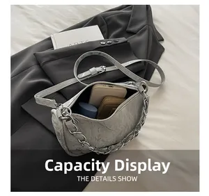 Détail montrant la grande capacité de ce sac à main en cuir PU plissé gris argenté