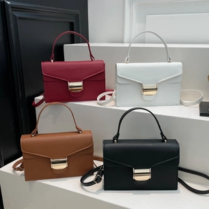 Sacs à main enveloppe minimalistes en quatre couleurs avec texture grainée et boucle d'or