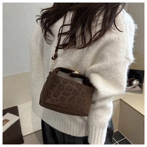 Détail du sac bandoulière vintage léopard avec texture mate et fermoir métallique chic