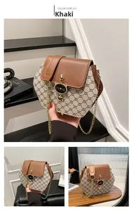 Détail d'un sac bandoulière hexagonal kaki avec motif vintage et pendentif chat