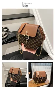 Détail du sac chaîne hexagonal marron café avec monogramme et breloque chat