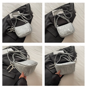 Vues détaillées du sac à main gris marbré avec chaîne argentée et perles déco