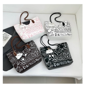 Collezione di grandi borse tote graffiti in quattro colori con ciondoli a nuvola di peluche