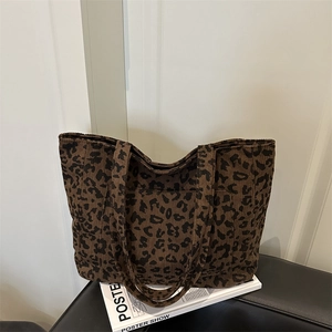 Grand sac cabas tendance pour femme en velours côtelé imprimé léopard dans un intérieur