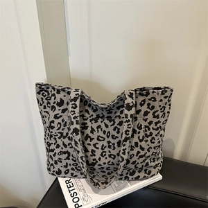 Grand sac cabas chic en velours côtelé à motif léopard pour femme en décor intérieur