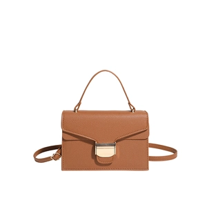 Sac à main carré marron en cuir litchi avec boucle dorée et bandoulière réglable
