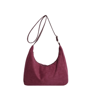 Bolso hobo burdeos en ante sintético mate con correa ajustable y cremallera de metal