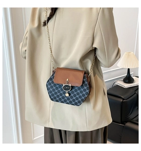 Vue latérale du mannequin avec un sac bandoulière hexagonal au motif monogramme rétro
