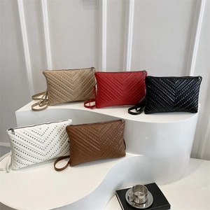 Damen Umhängetasche PU Leder V Gesteppt Chevron Muster Metall Nieten Chic Nische Design Retro Umschlagtasche