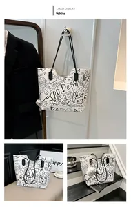 Dettaglio della borsa tote bianca con stampe di gatti graffiti e tracolle sottili