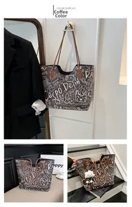 Dettaglio della grande borsa tote caffè con stampa graffiti bianca e spalline sottili