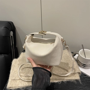 Petit sac à main carré élégant crème avec boucle dorée et bandoulière pour femme