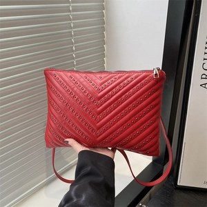 Rote Achseltasche mit V-Steppung und Metallnieten für Damen in elegantem Design