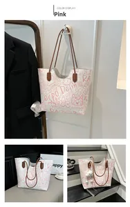 Dettaglio della grande borsa bianca con graffiti rosa e tracolle in pelle marrone