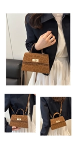 Detail einer Vintage-Handtasche mit Leopardenmuster, goldenem Drehverschluss und Lederstruktur