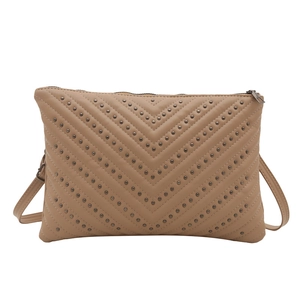 Borsa a tracolla trapuntata a V marrone con borchie metalliche e chiusura a zip