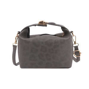 Sac à main gris en daim à motif léopard avec bandoulière et boucles dorées