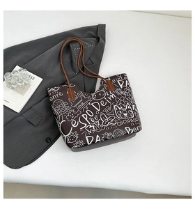 Dettaglio della borsa tote marrone con illustrazioni di graffiti bianchi fatti a mano