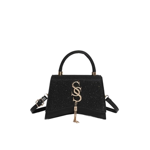 Borsa a tracolla a clessidra nera glitterata con chiusura a S dorata e nappa in metallo