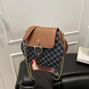 Sac bandoulière hexagonal chic en cuir monogramme vintage et breloque chat